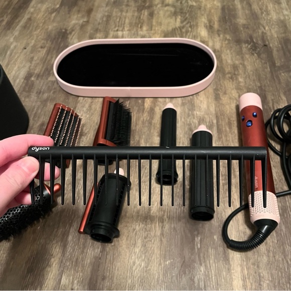 Authentic Dyson Airwrap Multi-Styler Strawberry Bronze gently used - Picture 8 of 16